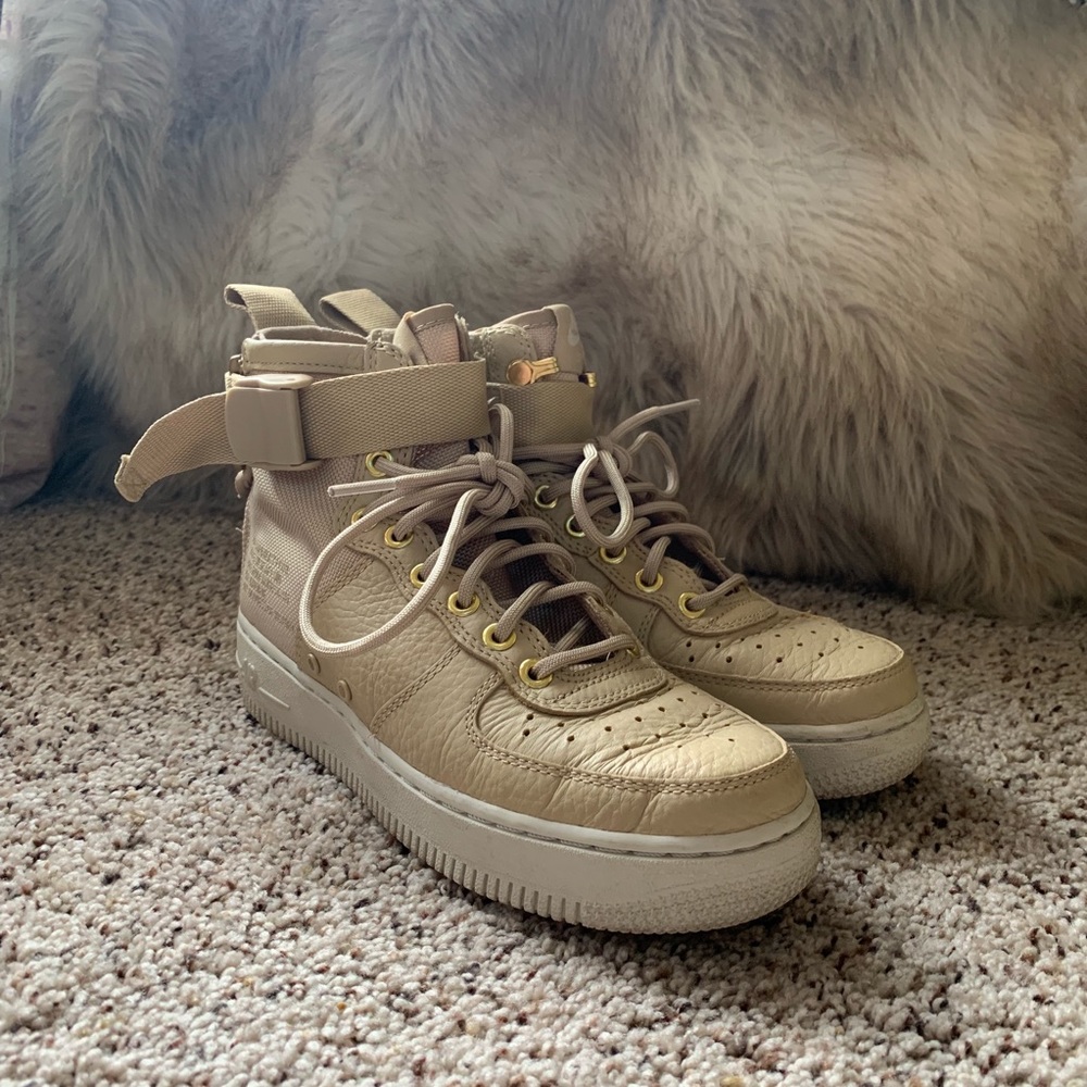 Nike AF1 Mids